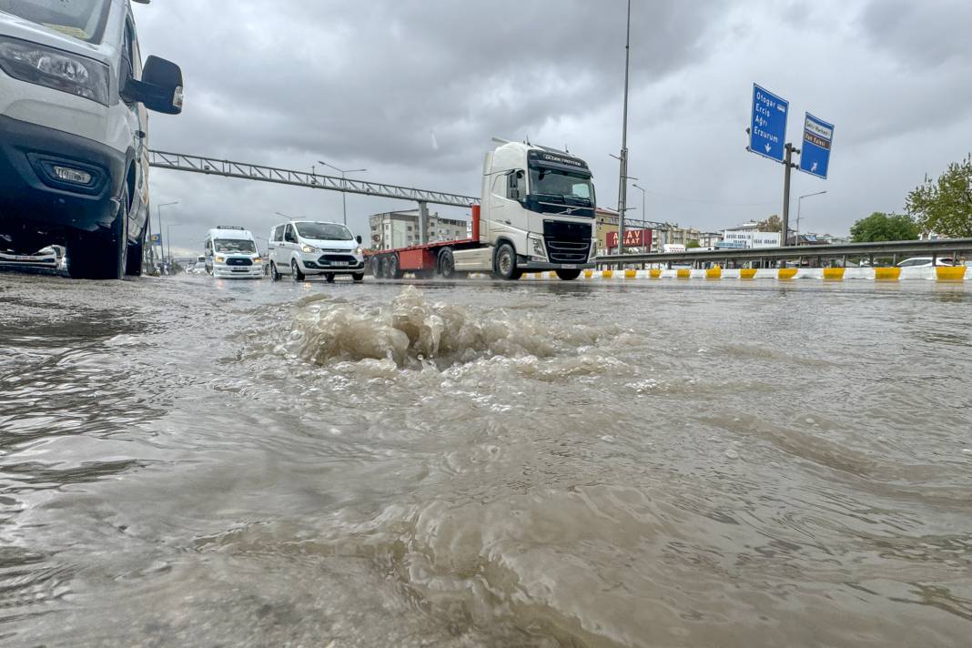 Van’a mayıs ayında lapa lapa kar yağdı! Önce sağanak sonra dolu vurdu 13